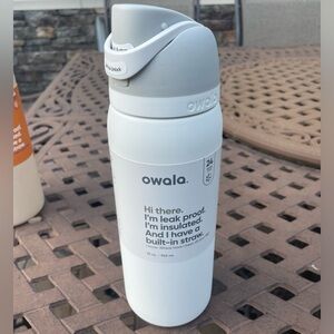 NWT- Owala 32oz Stainless Steel Water Bottle in Shy Marshmallow